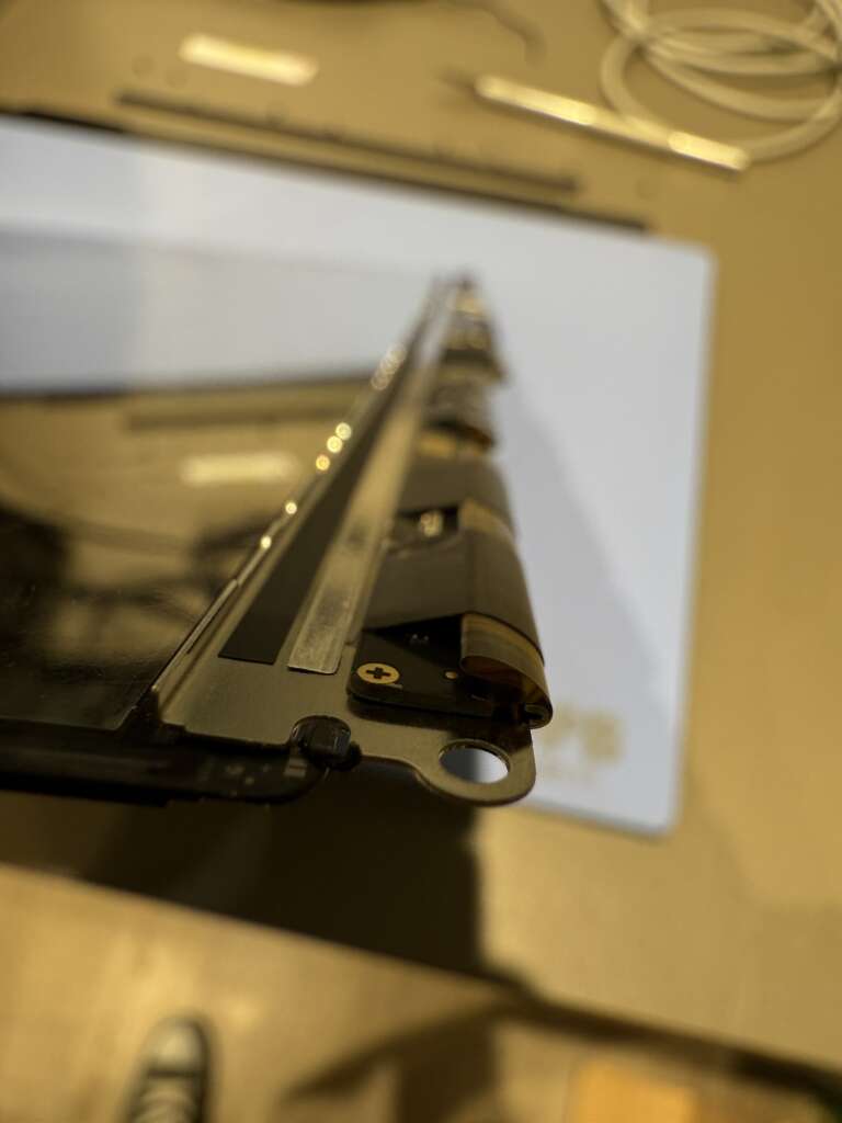 MacBook Pro XDR 排線故障問題 | 螢幕維修服務