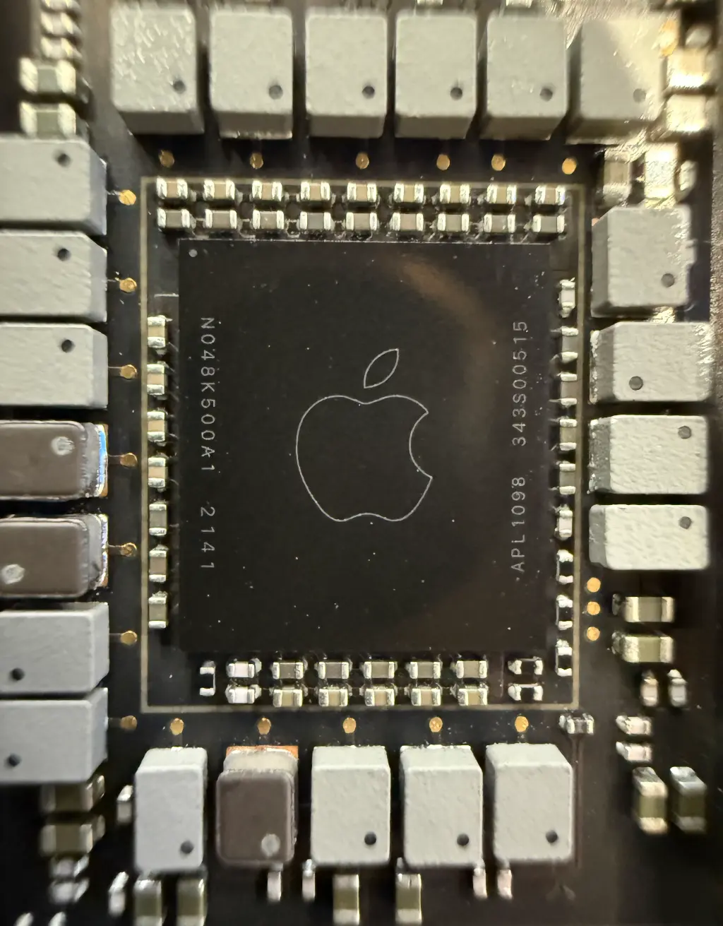 Apple Silicon (M1/M2/M3/M4/M5) 處理器實體特寫：說明搭載 Apple 晶片的 Mac 電腦具備 SMC 自動重置機制，無需使用傳統 Intel 機型的複雜按鍵組合。