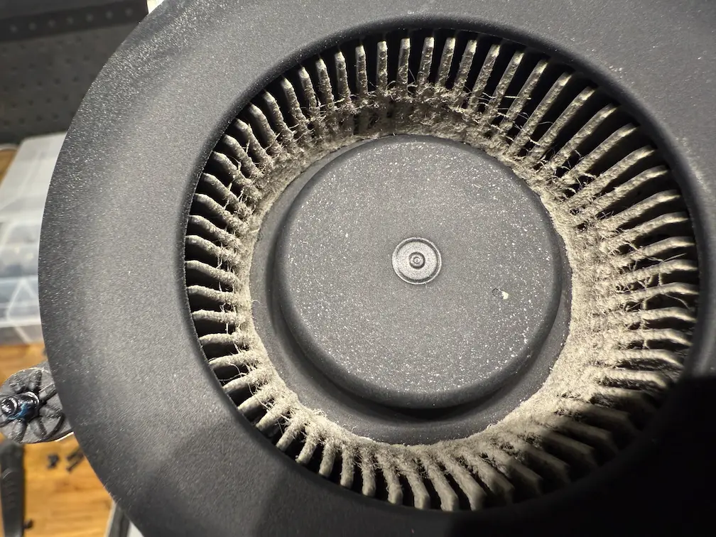 MacBook 風扇噪音排除：風扇葉片積滿纖維灰塵導致運轉負擔，需透過專業 MacBook 散熱保養進行深層除塵