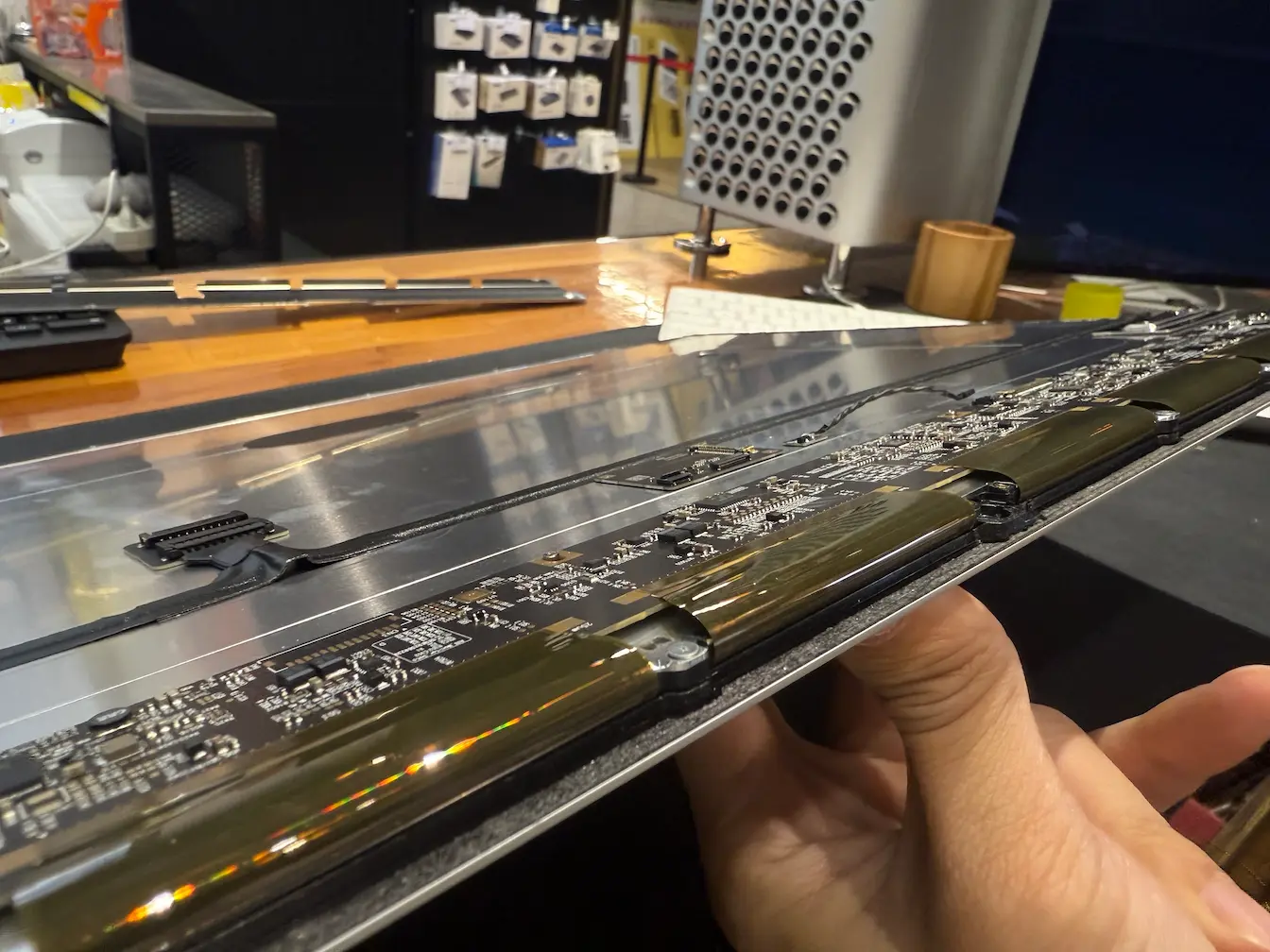iMac M1 螢幕拆解維修：工程師展示內部驅動板與容易受熱老化的軟排線（Flex Cable）結構