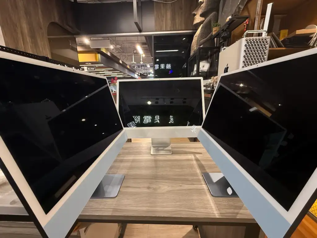 金日鑫 Apple 獨立維修中心現場：多台 iMac 24 吋同時進行螢幕檢測與維修，展現專業維修實力與豐富處理經驗。