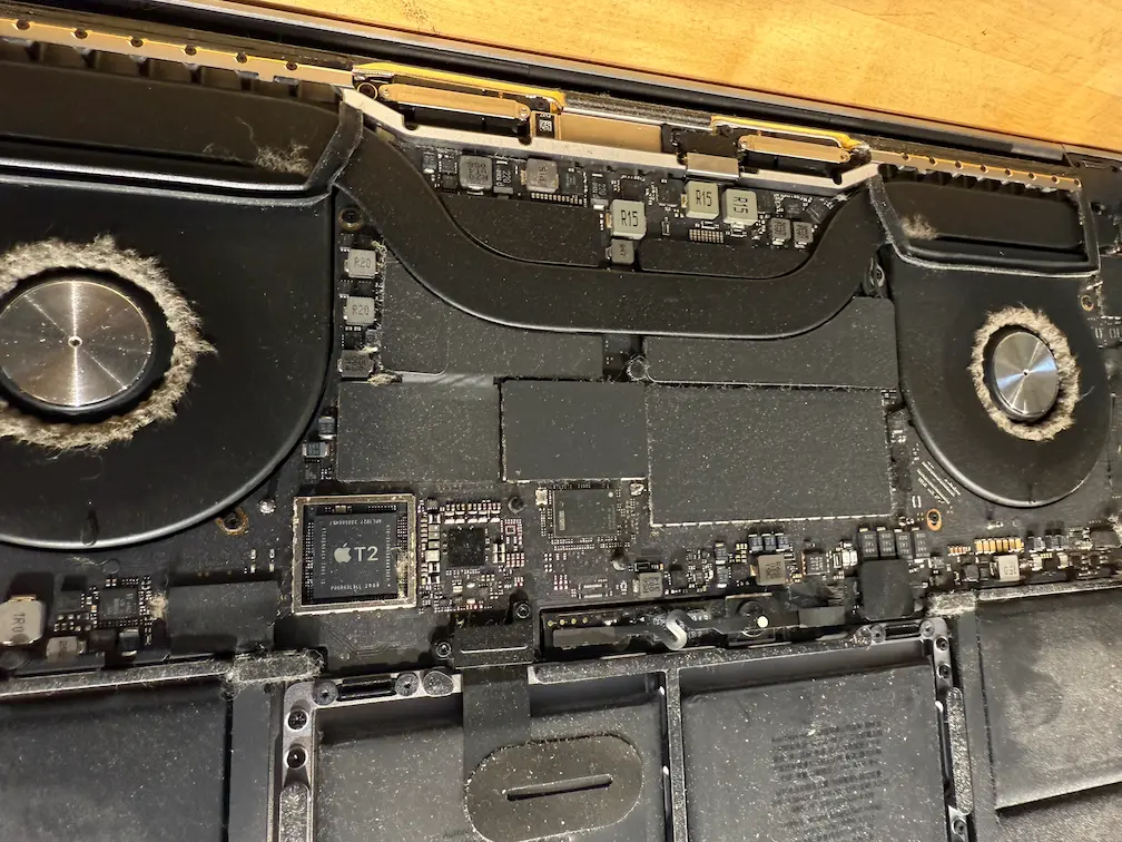 MacBook 散熱保養 ：內部雙風扇積塵嚴重導致發燙與噪音實況