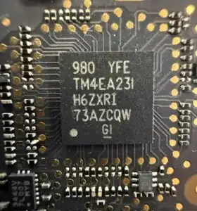 未配備 T2 安全晶片的 Intel Mac 主機板特寫：顯示傳統 SMC (系統管理控制器) 晶片實體，此類舊款機型需透過 Shift+Control+Option 組合鍵進行重置。