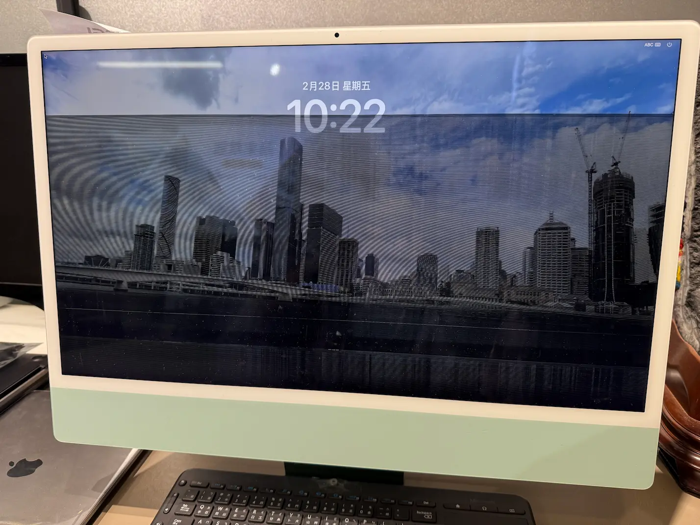 iMac 24 螢幕橫線災情維修：m1、m3、m4 螢幕底部出現大量水平黑線與閃爍現象