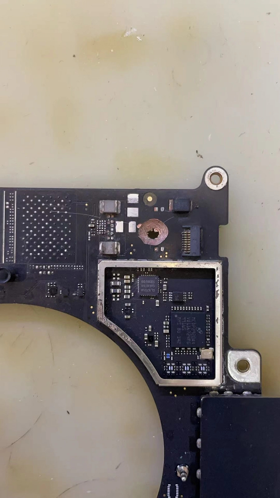 MacBook Pro A2442 板級電路修復完成:供電通路重建成功,系統可正常引導讀取資料