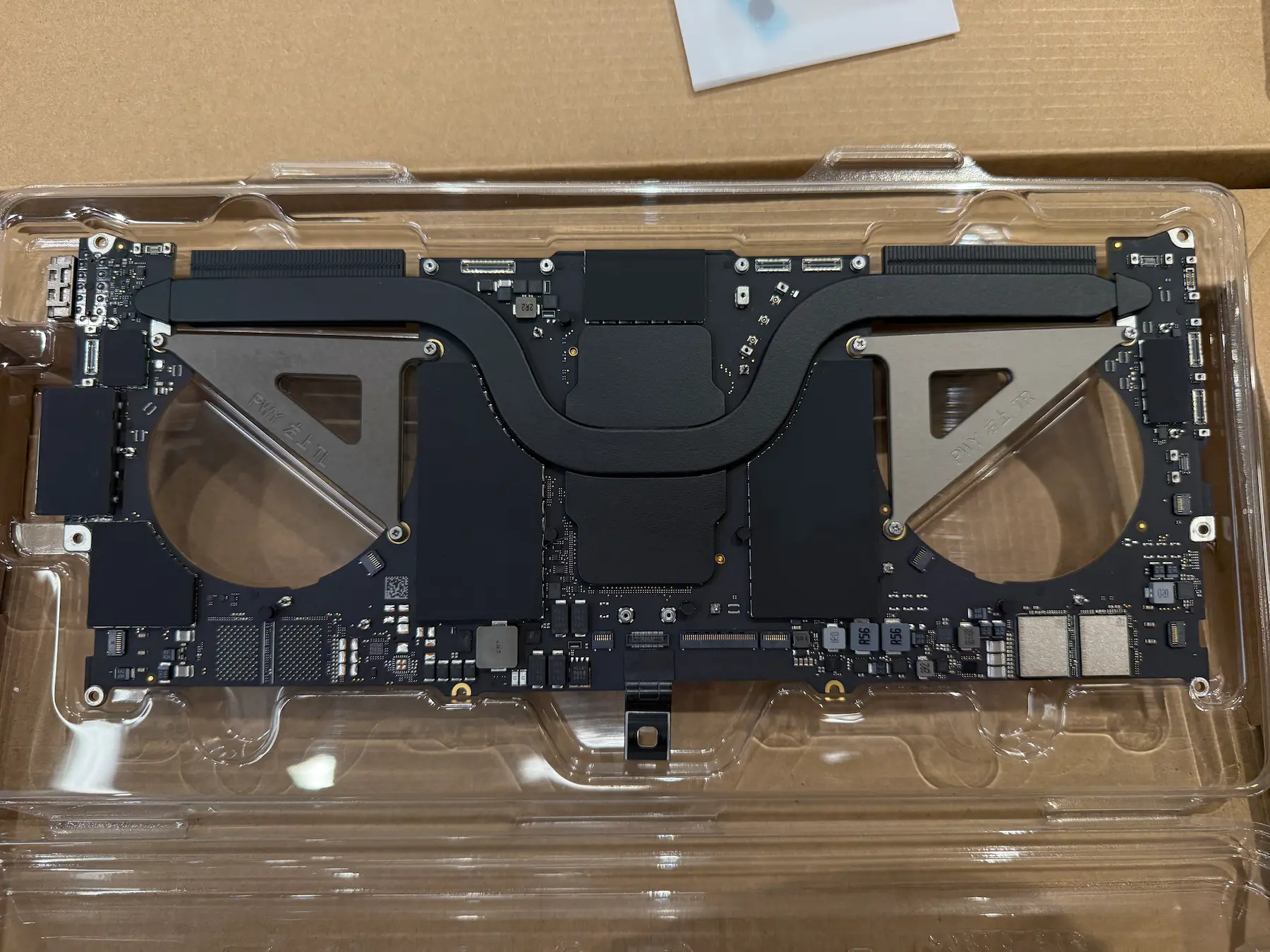 存放於原廠靜電盒中的 MacBook Pro 14 吋 A2442 全新邏輯板,展示 Apple 原廠『整片更換』維修路徑所使用的高度整合總成組件