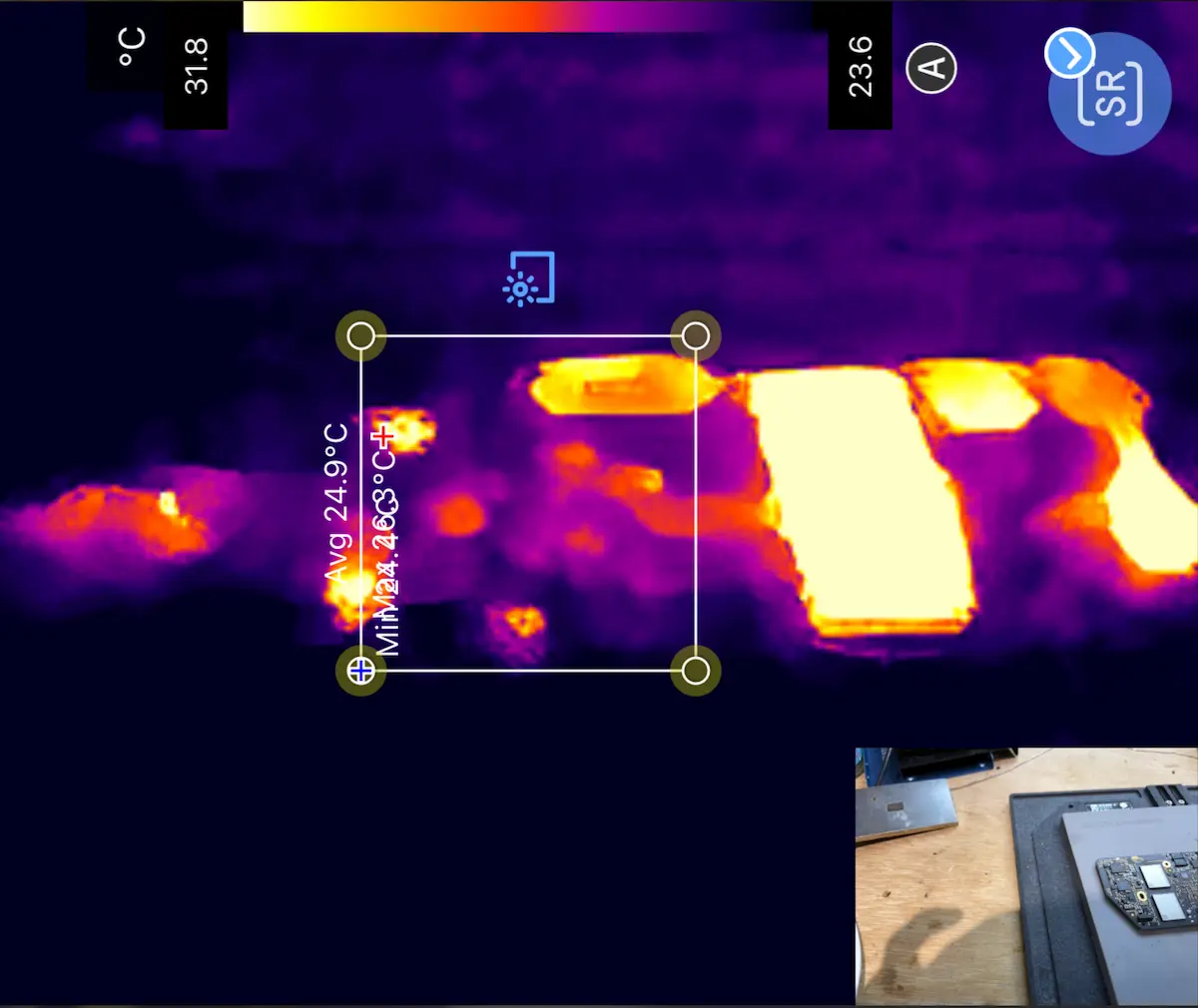 FLIR 紅外線熱成像儀掃描 MacBook 主機板的實際畫面,精準定位呈現亮黃色高溫異常的主供電短路點