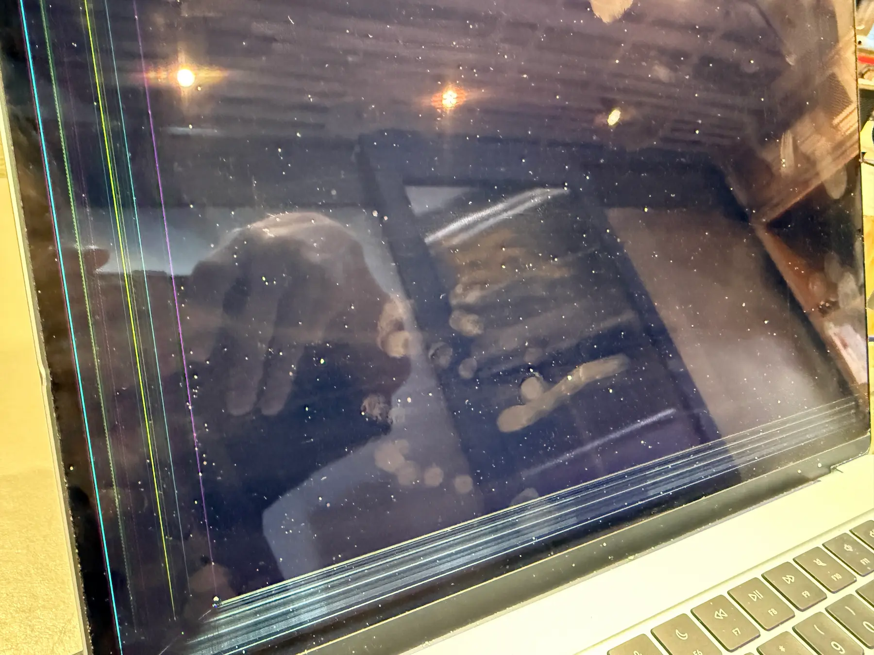 MacBook 顯示器故障實測,呈現典型的彩色垂直線條與底部分層現象,這通常與 Flexgate 2.0 排線疲勞或 LCD 面板內部的物理應力損傷有關