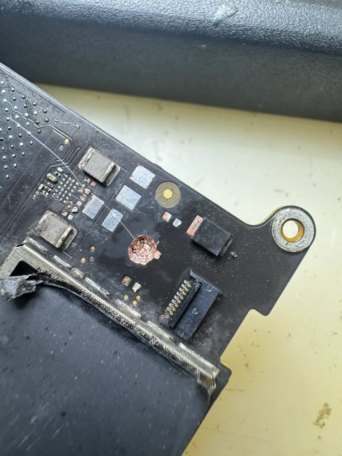 MacBook 進水 資料救援 挑戰:A2442 PCB 板燒穿孔特寫,前一家維修店處理後造成的二次損傷