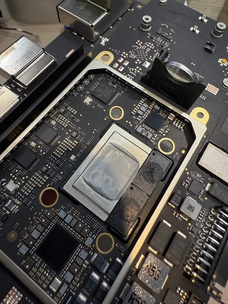 Apple Silicon M 系列 SoC 晶片與統一記憶體高度整合的邏輯板微距特寫,呈現單點故障即引發全面崩潰的高密度設計