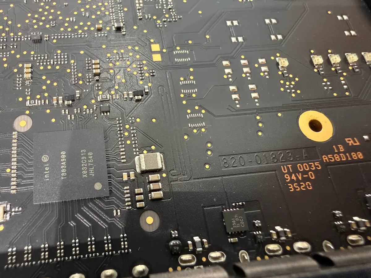 MacBook 主機板特寫,展示標註為 820-01823-A 的雷射雕刻板號,是維修診斷與零件調度時識別硬體架構的絕對基準