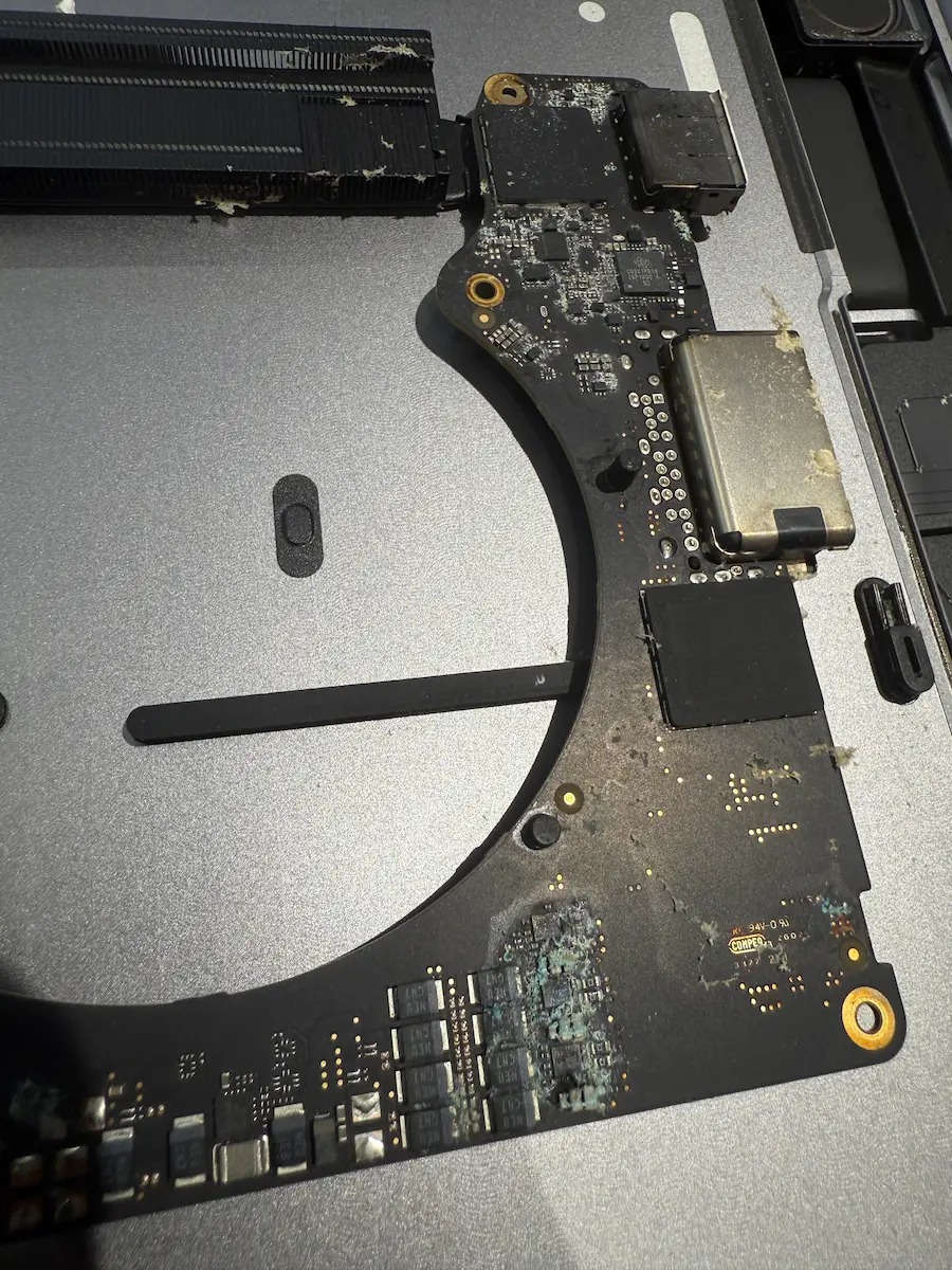 MacBook 主機板音訊子系統與放大器周邊發生嚴重液體腐蝕的微距特寫,展示導致揚聲器破音與系統斷電崩潰的硬體病理