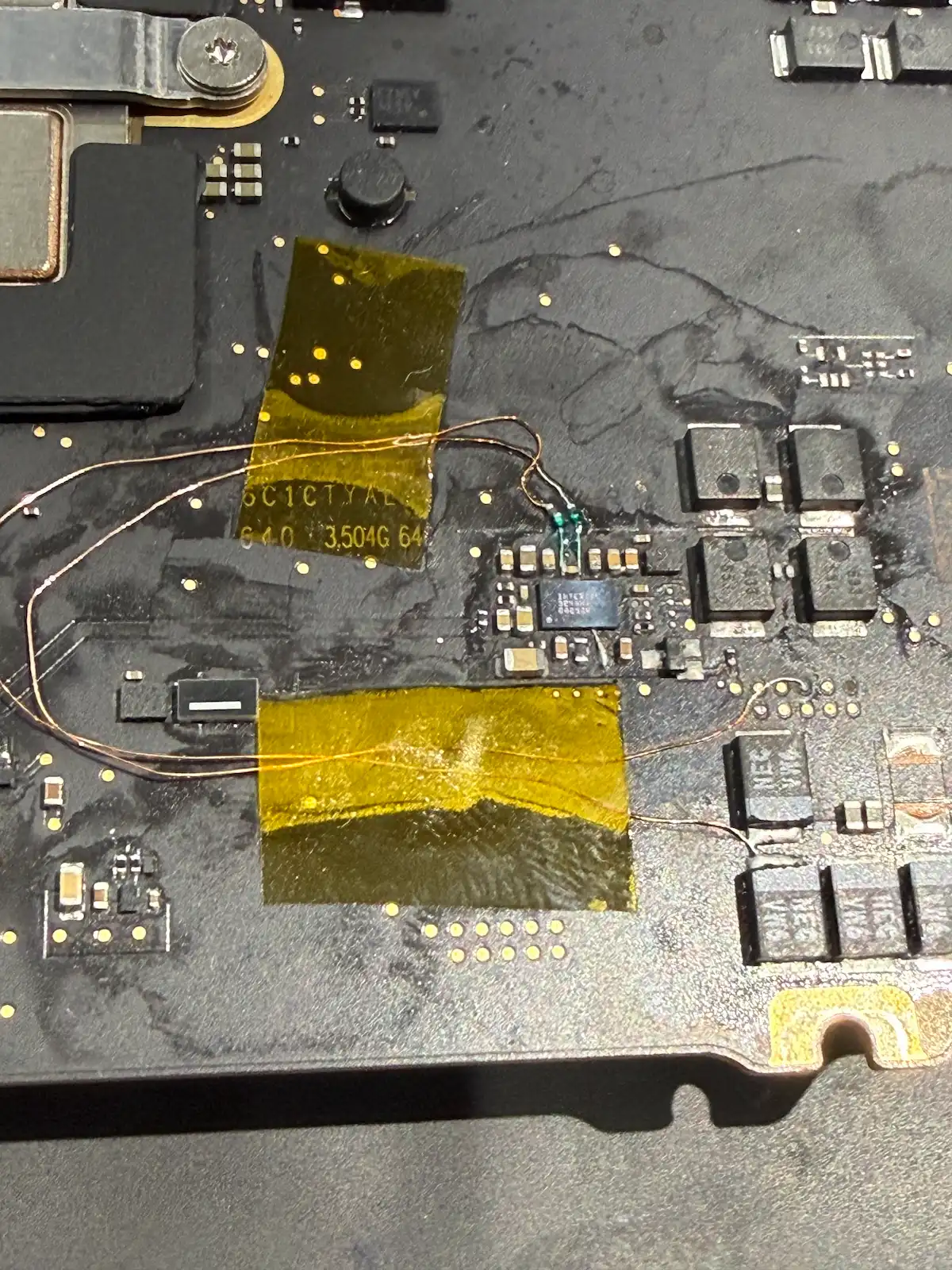 MacBook Pro 換電池不充電 案例：主機板上的飛線（跳線）特寫