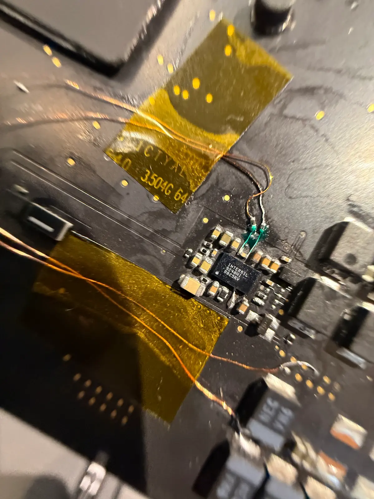 金日鑫工程師於顯微鏡下量測主機板充電路徑