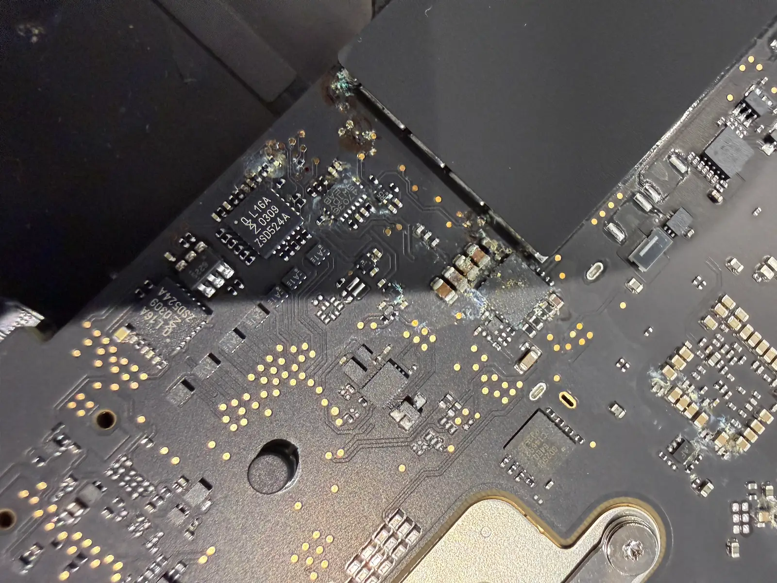 MacBook Pro A2918 主機板 SMD 元件 顯微鏡下電解腐蝕短路特寫