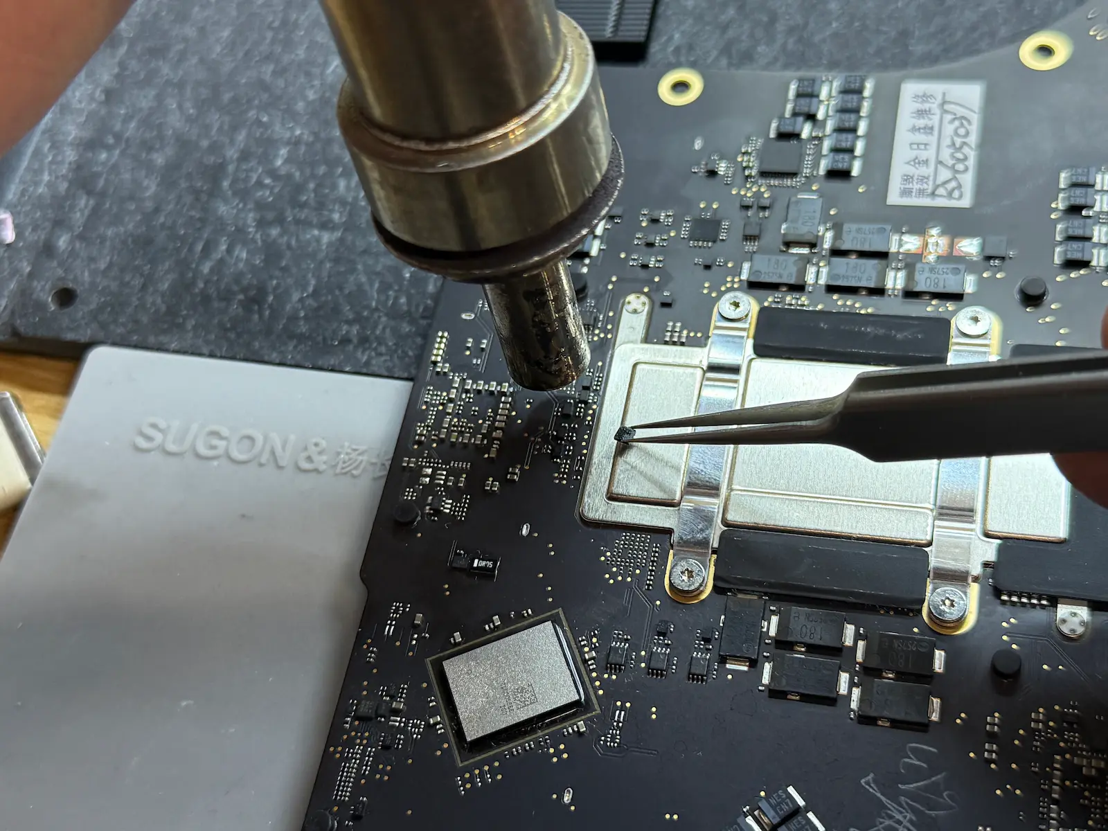 MacBook Pro A2918 進水維修 熱風槍鑷子主機板晶片級解焊作業中