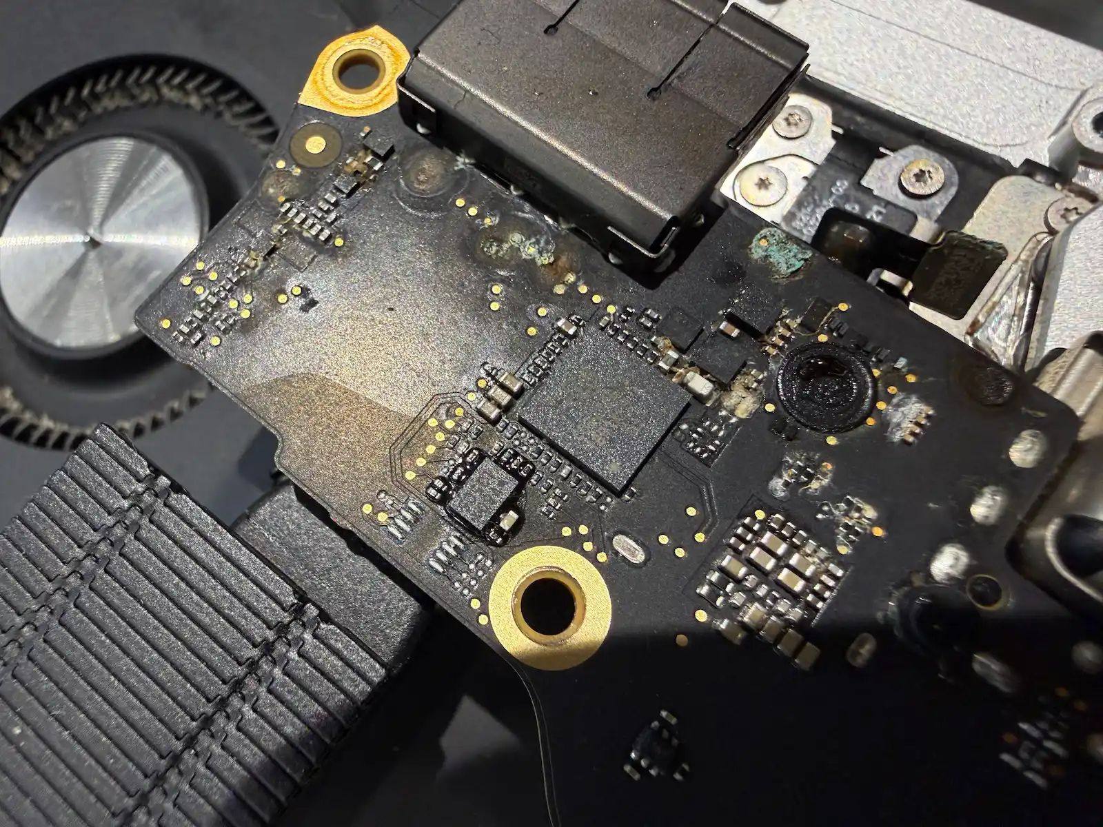 MacBook Pro A2918 進水維修 主機板電解腐蝕與綠色銅鏽特寫