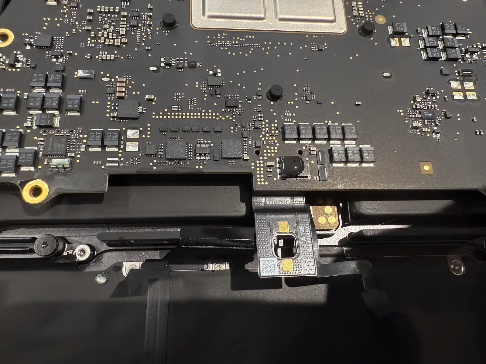 MacBook Pro A2918 進水維修 拆開底蓋後 I/O 副板水痕與腐蝕