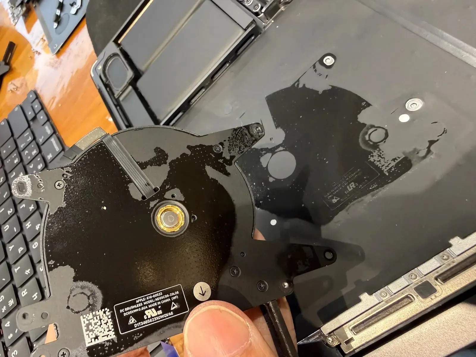 MacBook Pro A2918 進水維修 拆機後風扇與機殼大量積水水痕