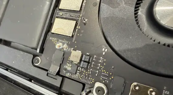 MacBook Pro 暴雨進水死機！Computex 參展商的機密資料搶救實錄
