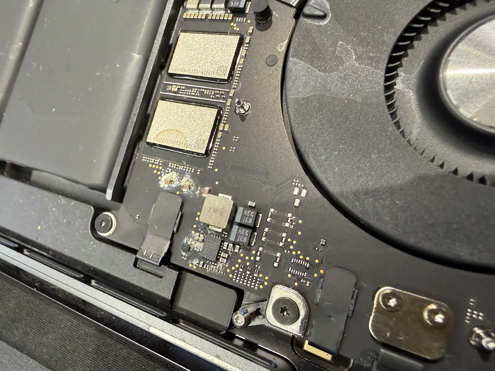 MacBook Pro A2918 進水維修前 NAND 供電區腐蝕氧化與焊點受損