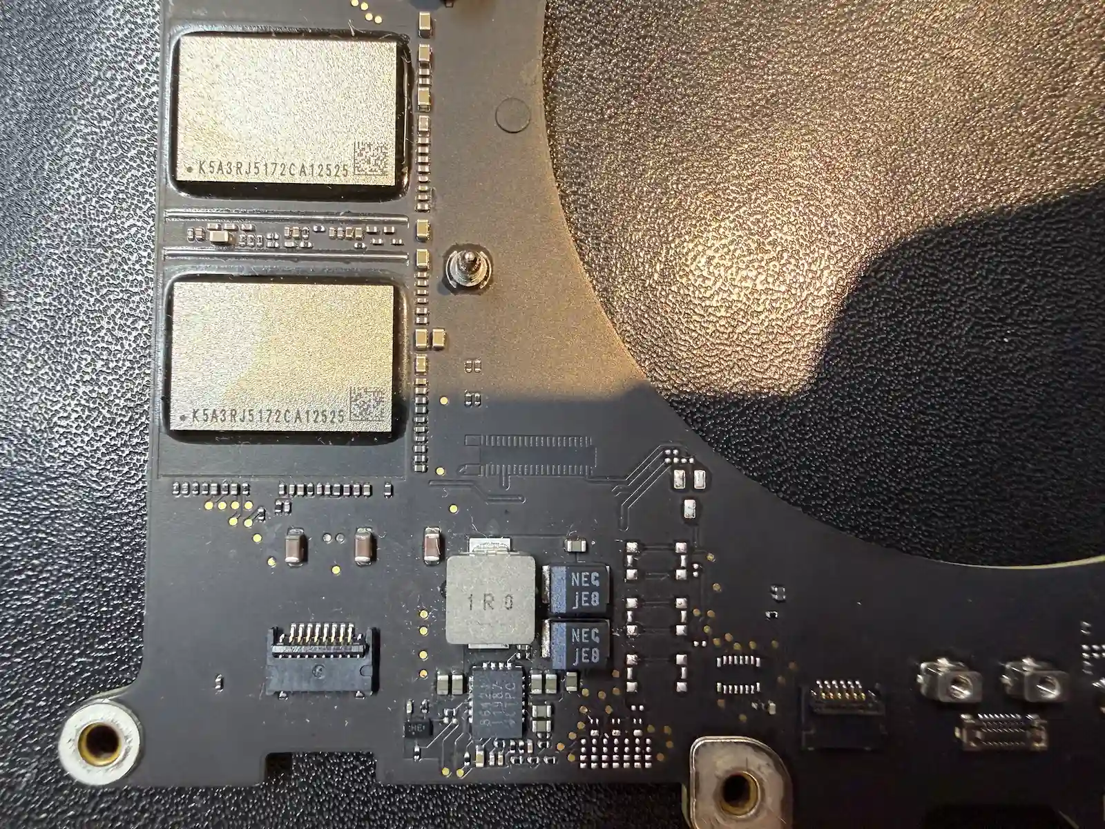MacBook Pro A2918 進水維修後 NAND 供電區清潔復原 硬碟顆粒完整