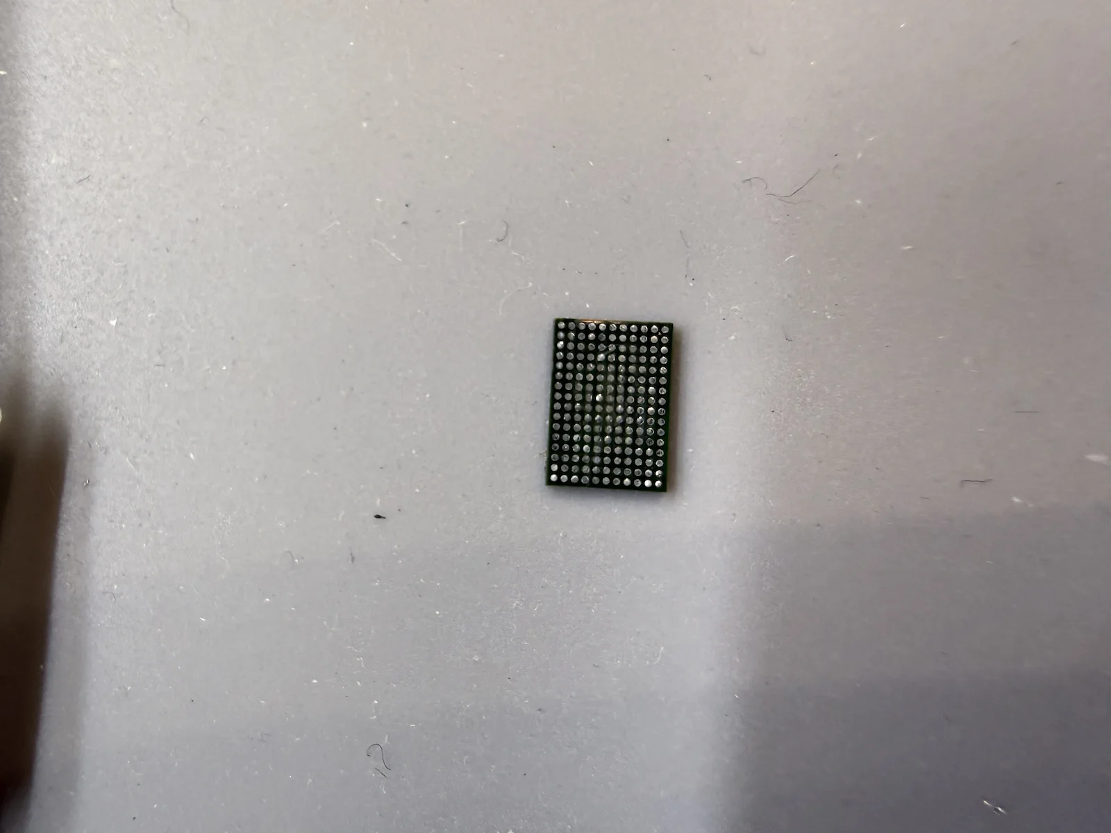 Mac mini M4 無法開機維修拆下的 APL1066 BGA 封裝電源管理晶片