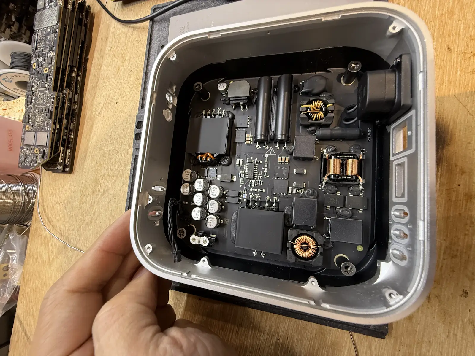 Mac mini M4 無法開機維修拆機後內部全貌,電源板位於底部外殼