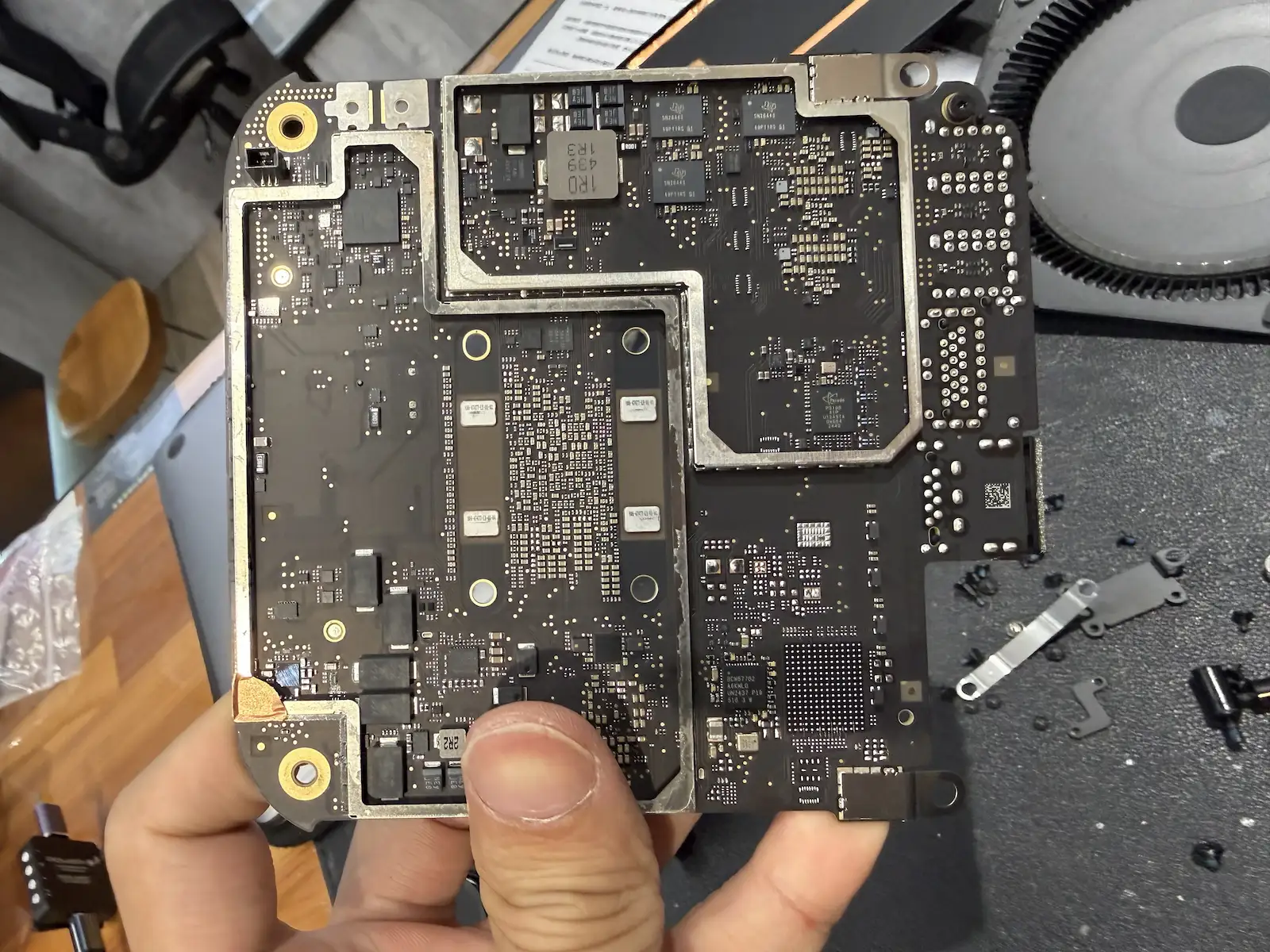 主邏輯板背面 PCB 密集 SMD 元件佈局,逐段排查供電線路