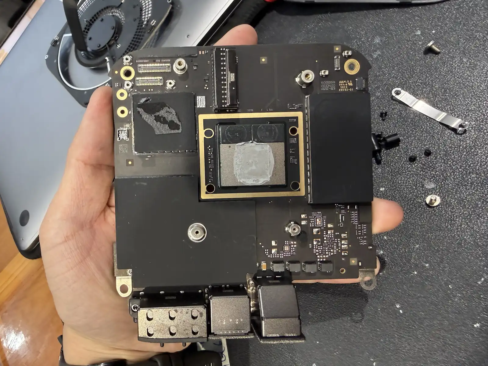 Mac mini M4 無法開機主邏輯板正面,M4 SoC APL1206 與電源管理晶片 APL1066 APL1067 佈局