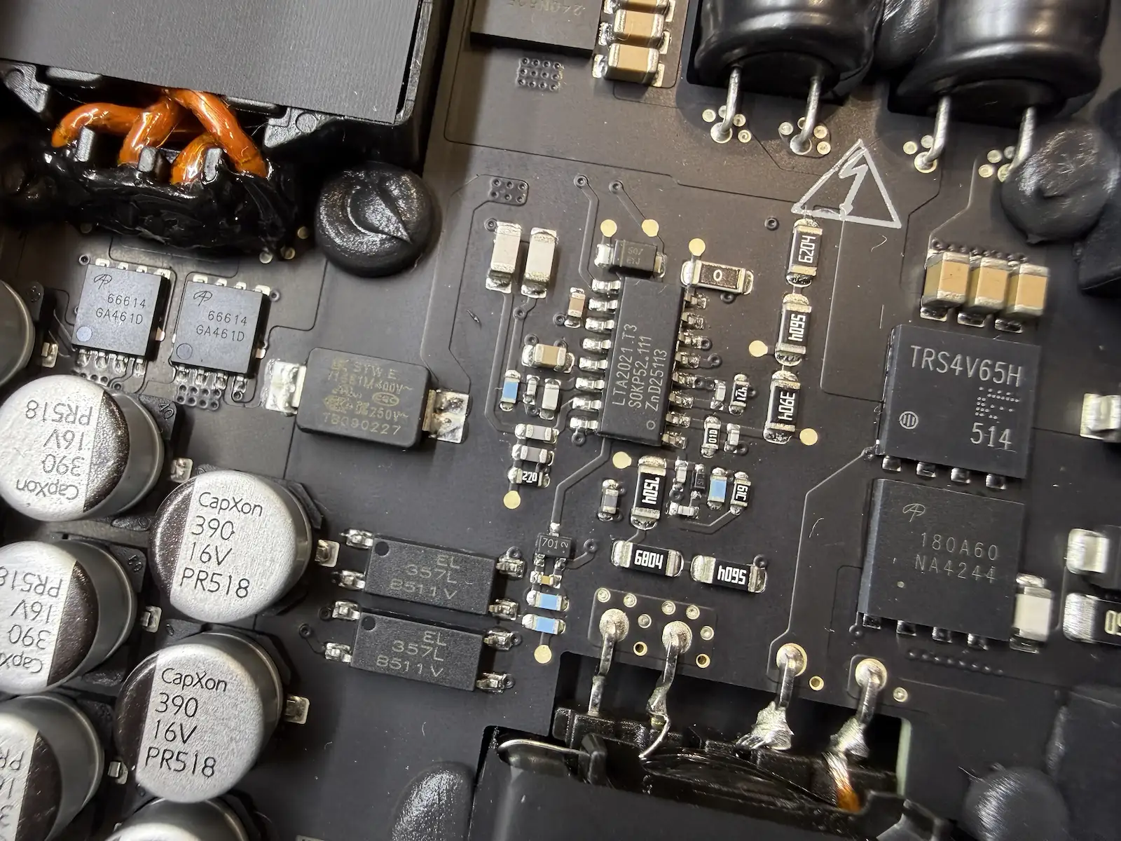 電源板 PCB 元件特寫:LTA2021 ASIC 控制晶片與 Capxon 電容排列