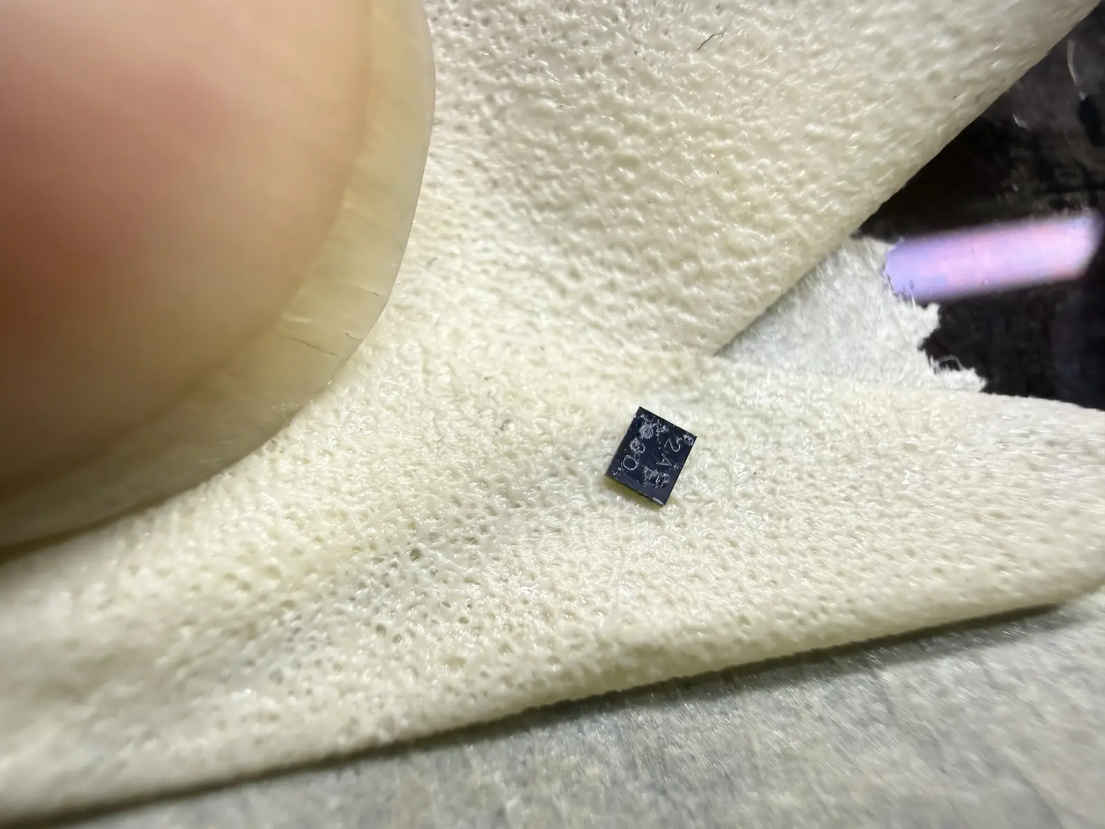 主機板電源區電感電容特寫,APL1066 周邊供電元件密集排列
