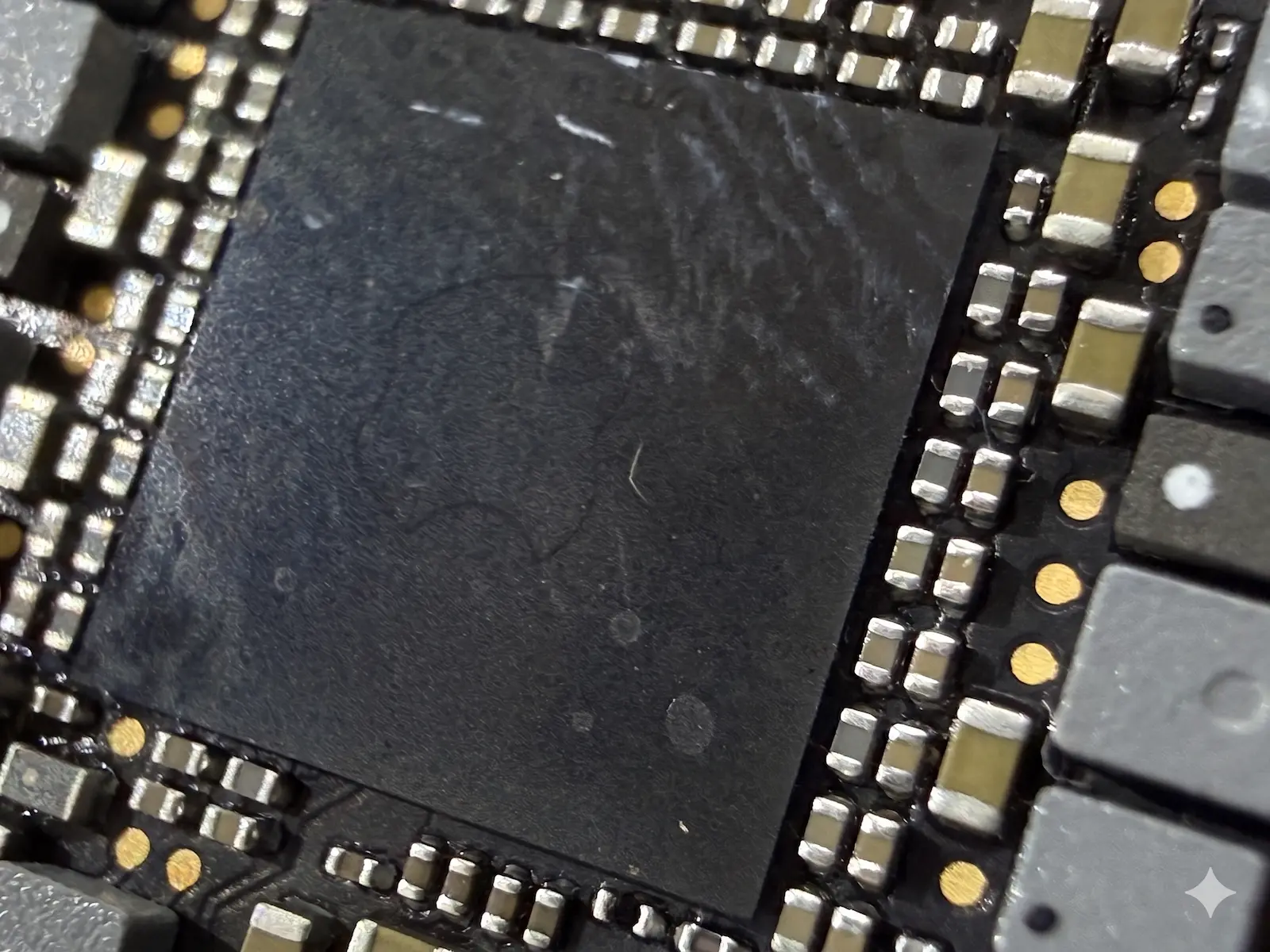 M4 SoC APL1206 封蓋特寫,Unified Memory 架構三合一封裝