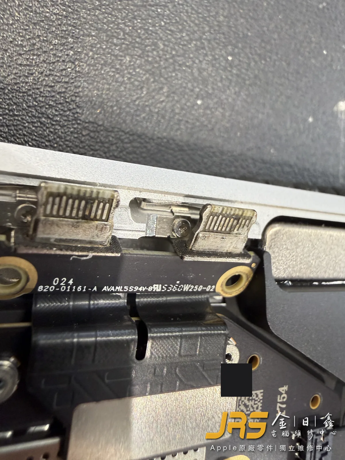 A2338 左側 USB-C 埠接點內部,排查 MacBook 充電孔燒焦 原因