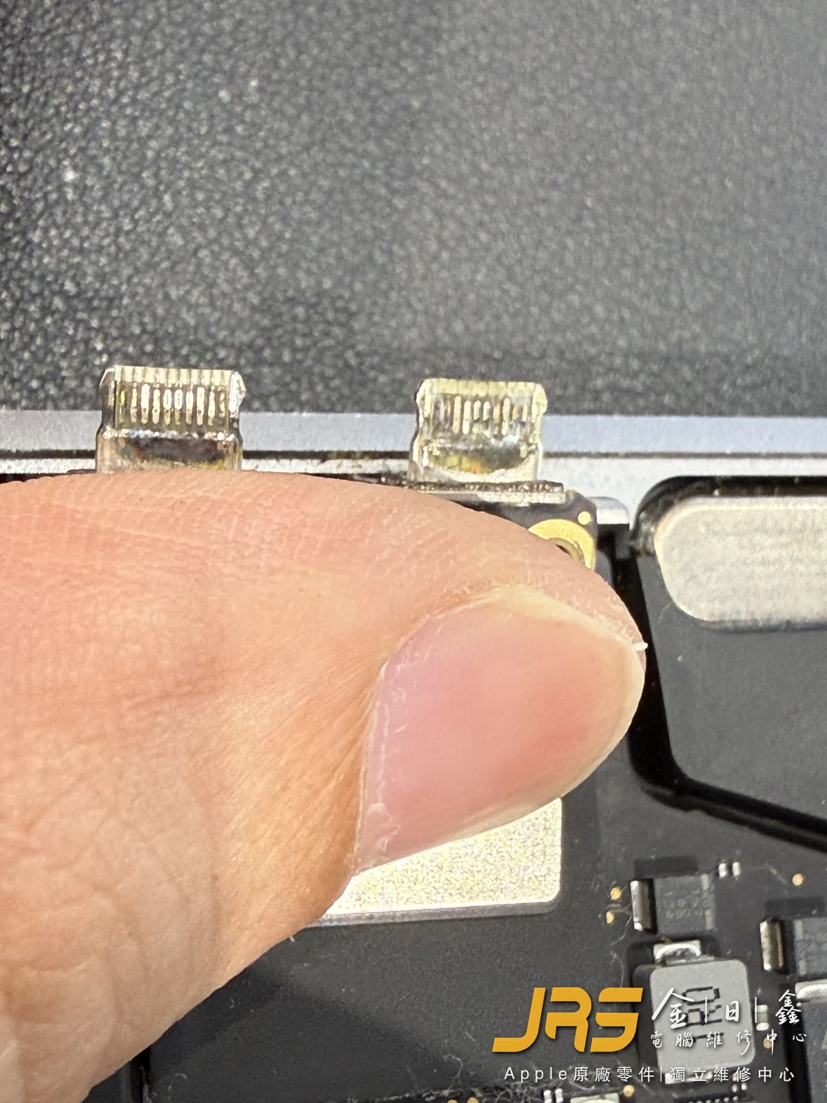 USB-C 埠接點受損狀態與 MacBook 充電孔燒焦 痕跡