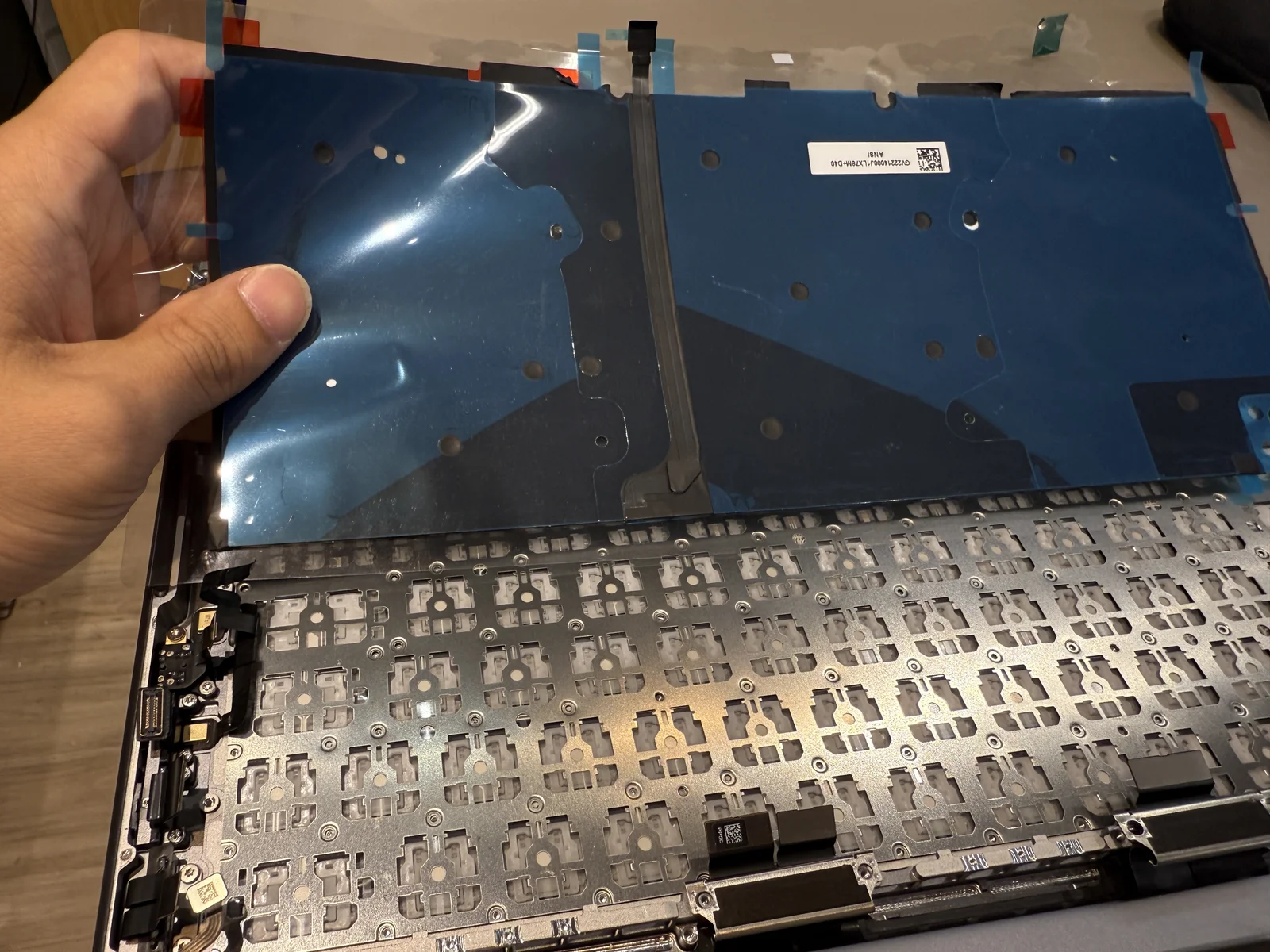 全新 MacBook 鍵盤零件與背光板，含出廠保護膜