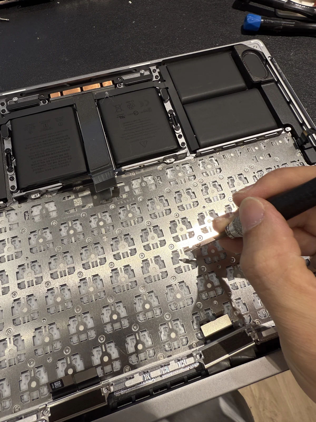 金日鑫維修師於台北光華現場更換 MacBook 鍵盤模組