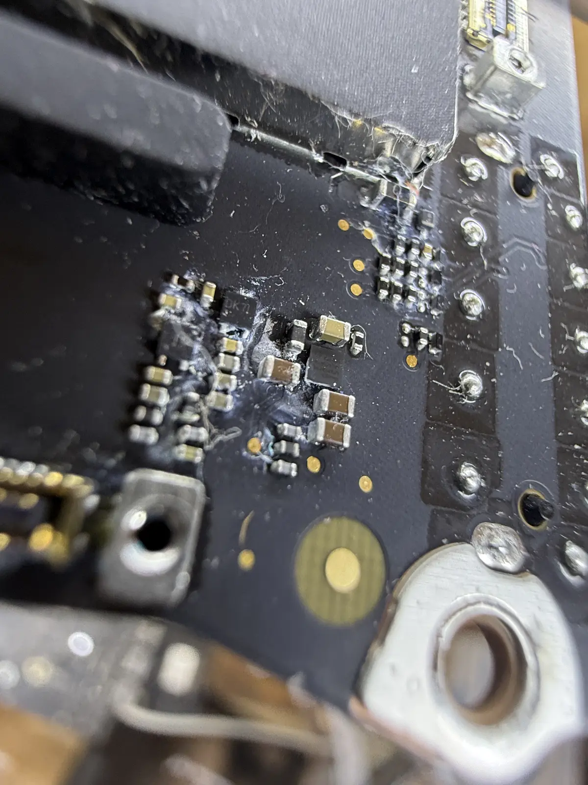 MacBook Pro 螢幕進水 導致主機板顯示排線連接座周邊受潮特寫