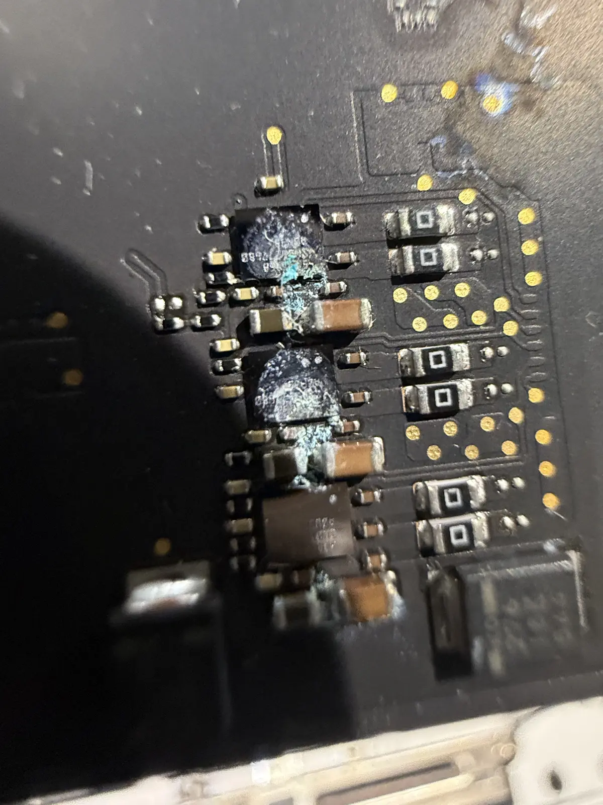 顯微鏡視角下的連接座受潮氧化痕跡特寫