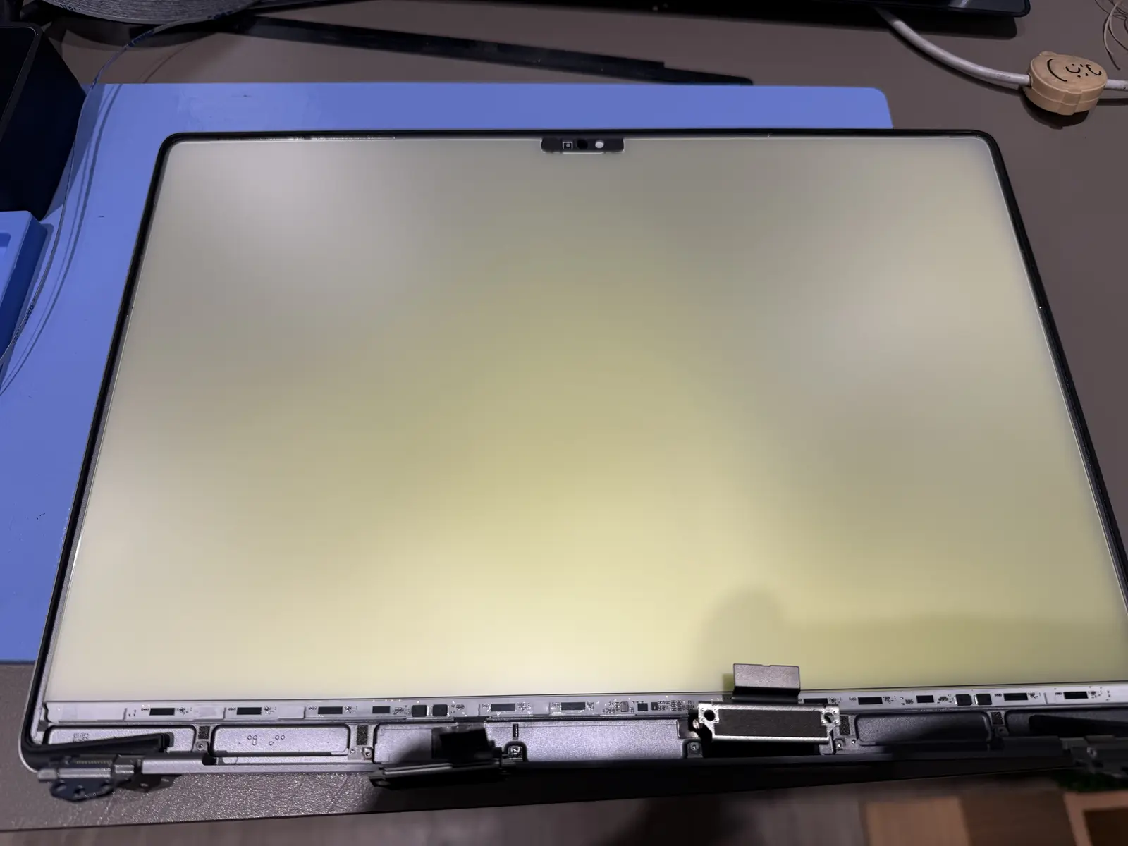 MacBook Pro 螢幕進水 修復：拆解過程中準備更換的全新螢幕總成