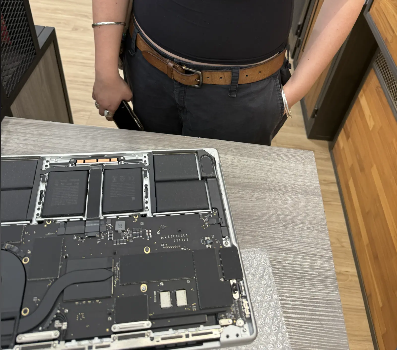 MacBook Pro 螢幕進水 案例：工程師在客戶面前拆開 A3434 底蓋