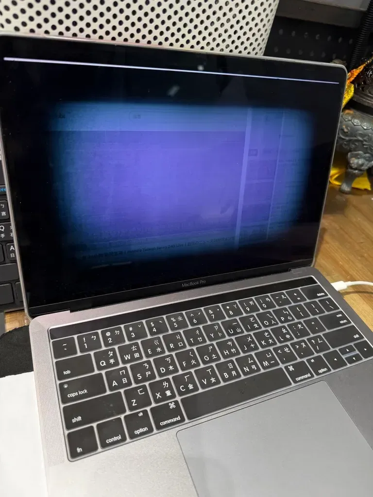 MacBook Pro 背光模組故障,畫面昏暗且邊緣發黑