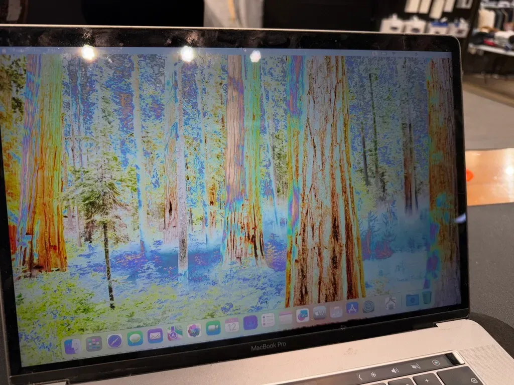 同一台筆電顯色異常畫面的另一個角度