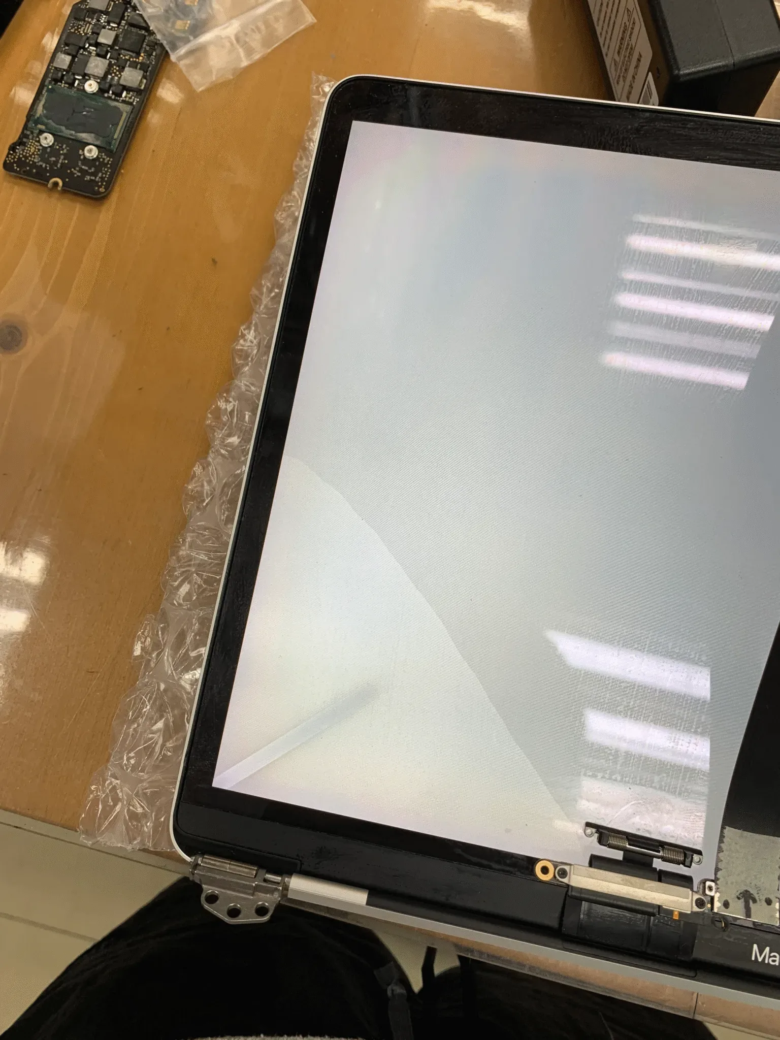 MacBook 螢幕進水後面板夾層出現擴散狀水斑紋
