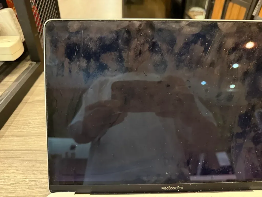 MacBook Pro 螢幕防反光塗層脫落(Staingate),表面出現擦不掉的霧狀痕跡