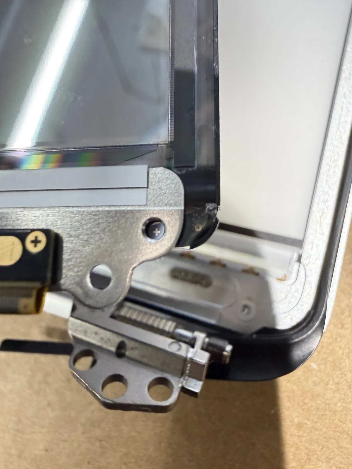 MacBook Air 螢幕抖動 案例：液晶面板背面同一角落的裂痕位置