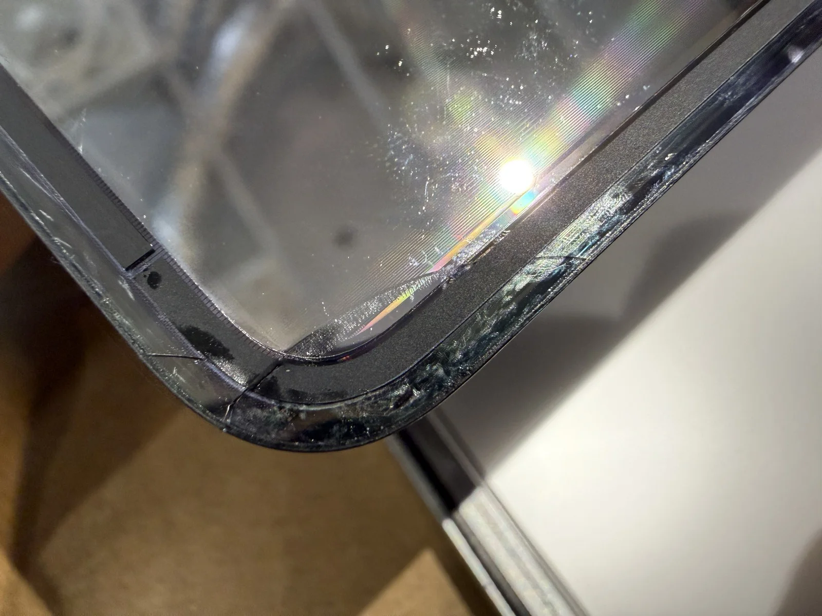 MacBook Air 螢幕抖動 案例：液晶面板左下角膠圈內側裂痕特寫