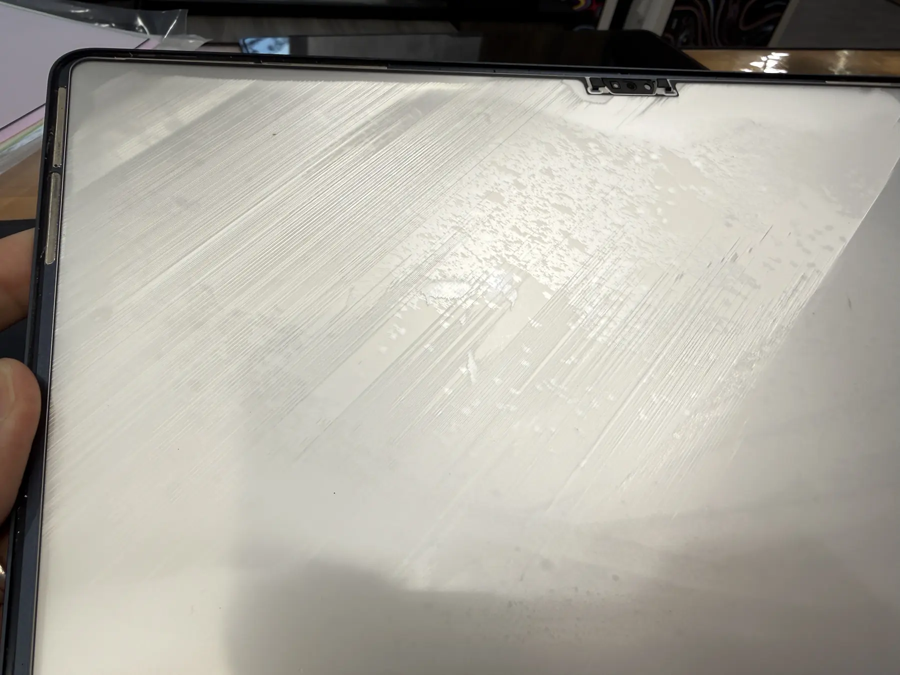  螢幕進水只要烘乾 迷思：背光模組表面的水痕殘留，呈現條紋狀擴散痕跡