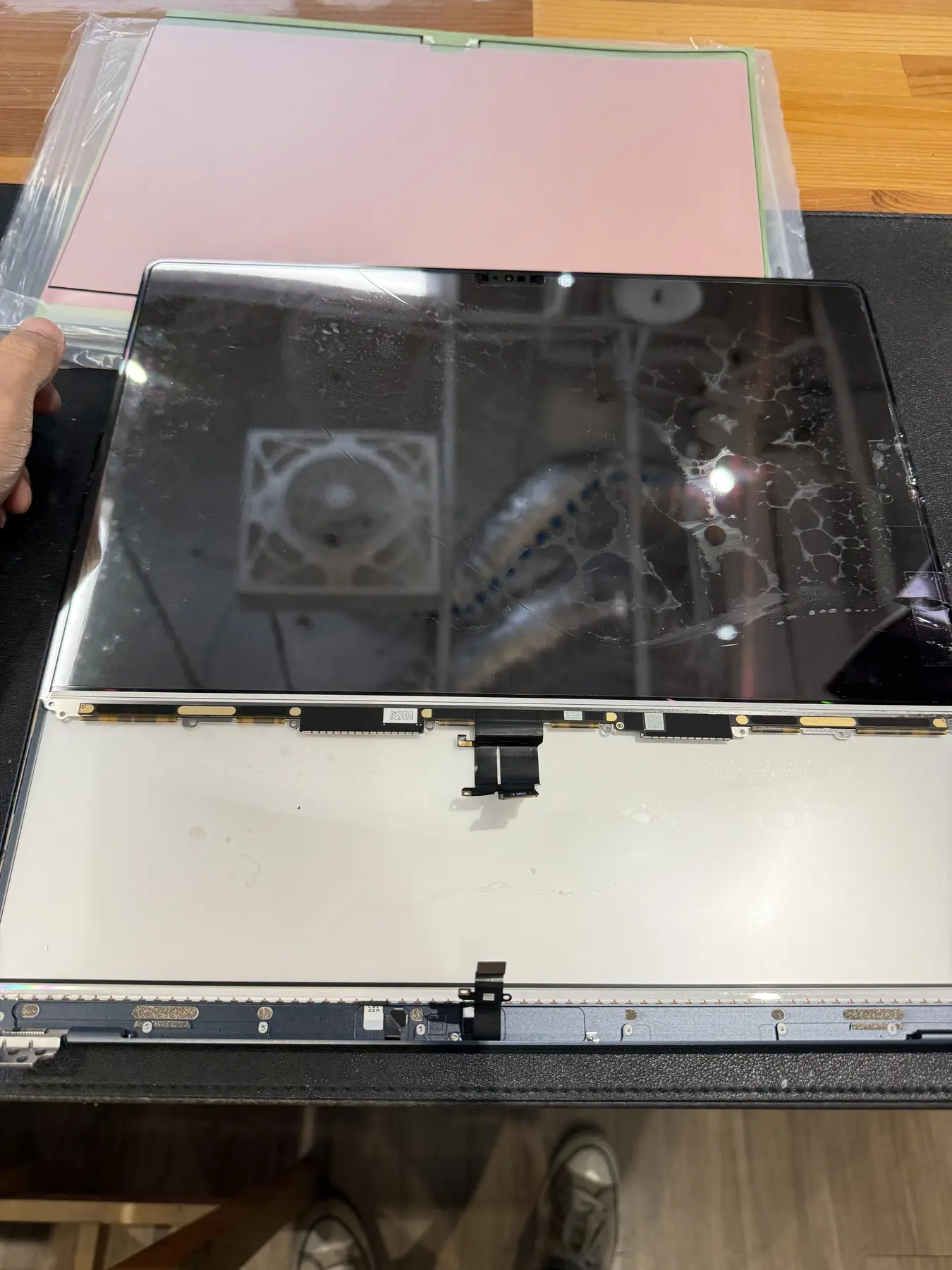  螢幕進水只要烘乾 就好嗎：MacBook 面板拆下後的實拍，可見大片雲霧狀與蛛網狀水痕殘留
